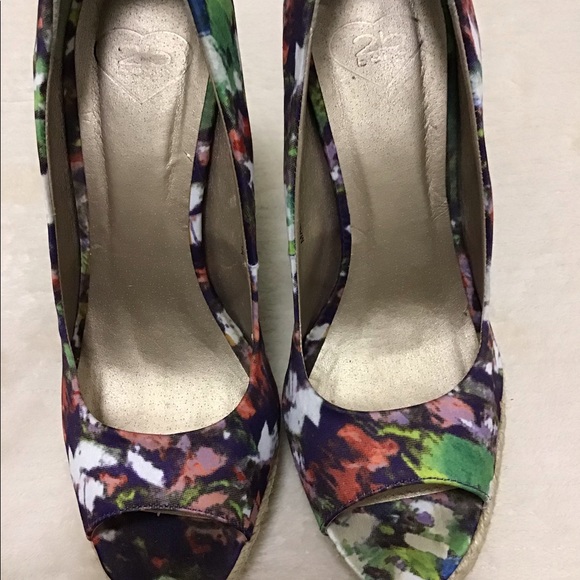 (56x) 2B by BeBe Stiletto Peep Toe Pumps - Picture 8 of 10